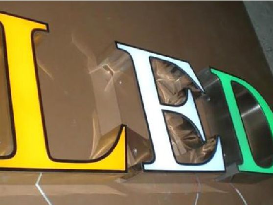 云梦介绍LED招牌的基础知识。
